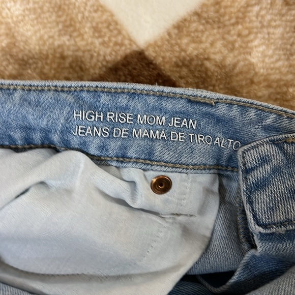 Wild Fable Size 10 Women’s High Rise Mom Jean Light Wash Distressed Denim - Picture 7 of 8